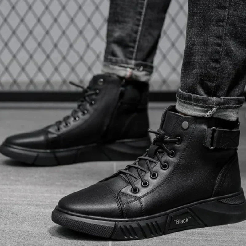 Schwarze hohe Turnschuhe