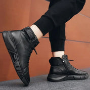 Schwarze hohe Turnschuhe