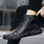 Schwarze hohe Turnschuhe