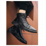 Schwarze hohe Turnschuhe