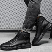 Schwarze hohe Turnschuhe