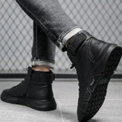 Schwarze hohe Turnschuhe