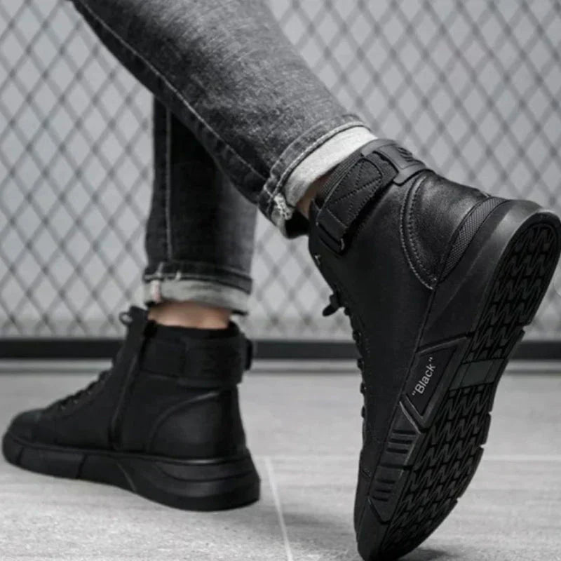 Schwarze hohe Turnschuhe