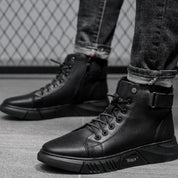 Schwarze hohe Turnschuhe