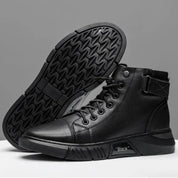 Schwarze hohe Turnschuhe