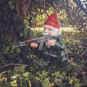 Militärischer Gartenzwerg in Tarnuniform