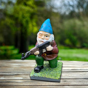 Militärischer Gartenzwerg in Tarnuniform