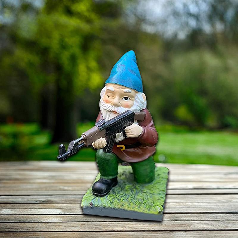 Militärischer Gartenzwerg in Tarnuniform