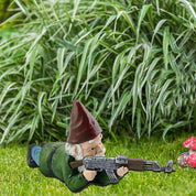 Militärischer Gartenzwerg in Tarnuniform