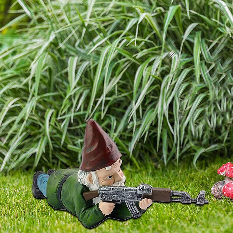 Militärischer Gartenzwerg in Tarnuniform