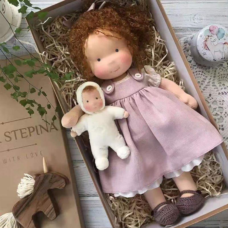 Niedliche handgefertigte Waldorfpuppe