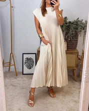 Einfaches einfarbiges Plisseekleid