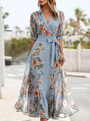 Zeitloses hellblaues Blumenkleid