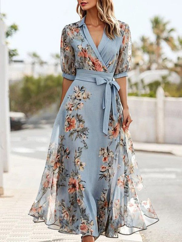 Zeitloses hellblaues Blumenkleid