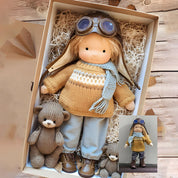 Niedliche handgefertigte Waldorfpuppe