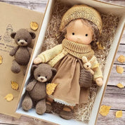 Niedliche handgefertigte Waldorfpuppe