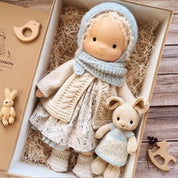 Niedliche handgefertigte Waldorfpuppe