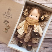 Niedliche handgefertigte Waldorfpuppe