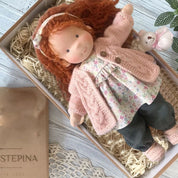 Niedliche handgefertigte Waldorfpuppe