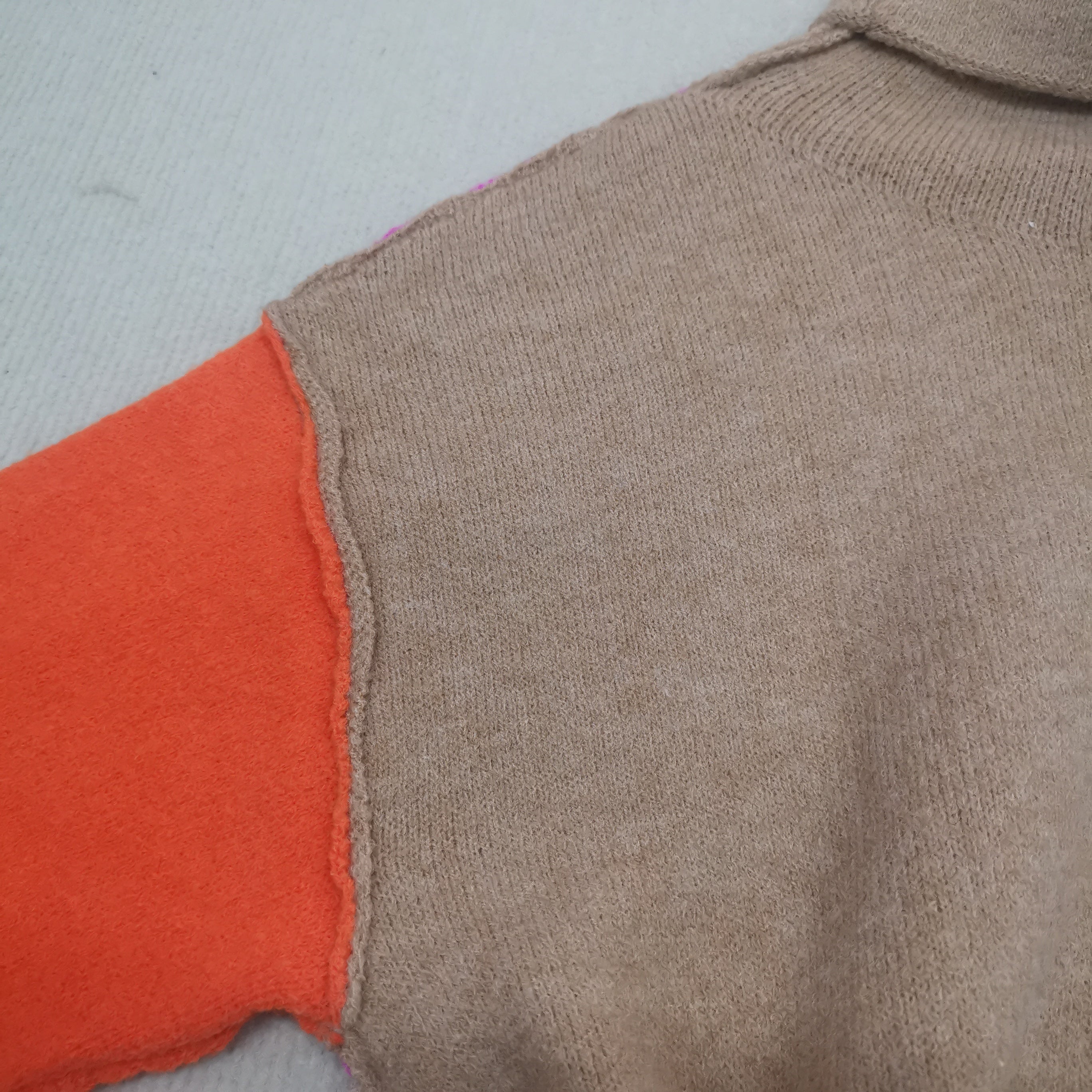 Rollkragenpullover im Farbblock-Design