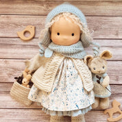 Niedliche handgefertigte Waldorfpuppe