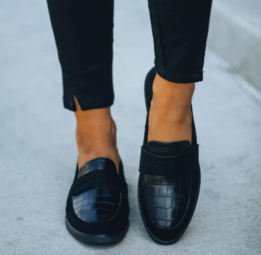 Schwarze Loafer mit Krokodilmuster