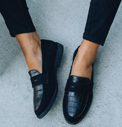 Schwarze Loafer mit Krokodilmuster