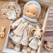 Niedliche handgefertigte Waldorfpuppe