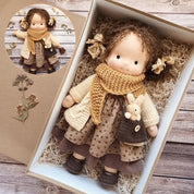 Niedliche handgefertigte Waldorfpuppe