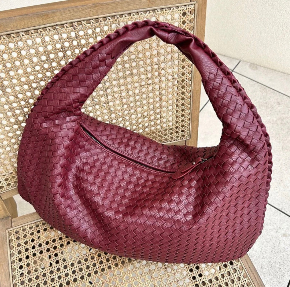 Trendige geflochtene Tasche