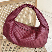 Trendige geflochtene Tasche