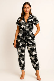 Geknöpfter Jumpsuit mit Schnürgürtel