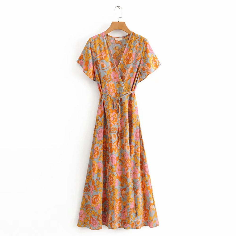 Elegantes Maxikleid mit Blumen und Flatterärmeln