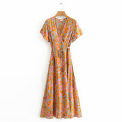 Elegantes Maxikleid mit Blumen und Flatterärmeln