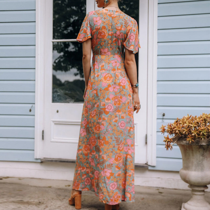 Elegantes Maxikleid mit Blumen und Flatterärmeln