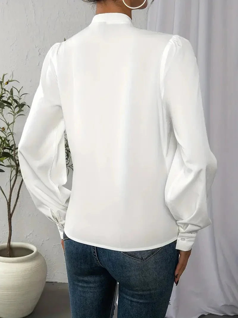 Hj_rdis-_V-Ausschnitt_Bluse_Wei_1.webp