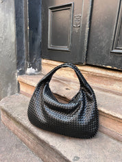 Trendige geflochtene Tasche