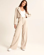 Figurbetonte Hose mit weitem Bein