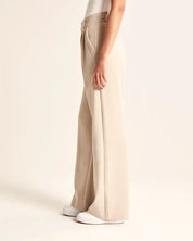 Figurbetonte Hose mit weitem Bein