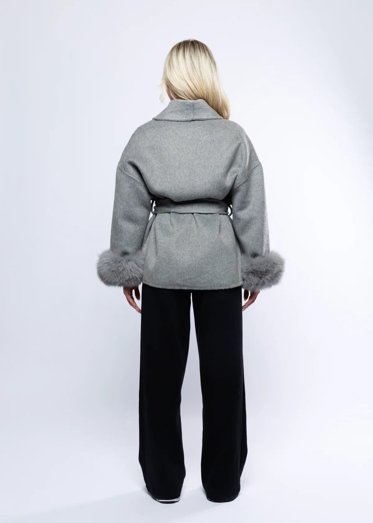 Sahari_-_Damen_Wickelmantel___Luxurioses_Imitatfell__Zeitloses_Design_1.jpg