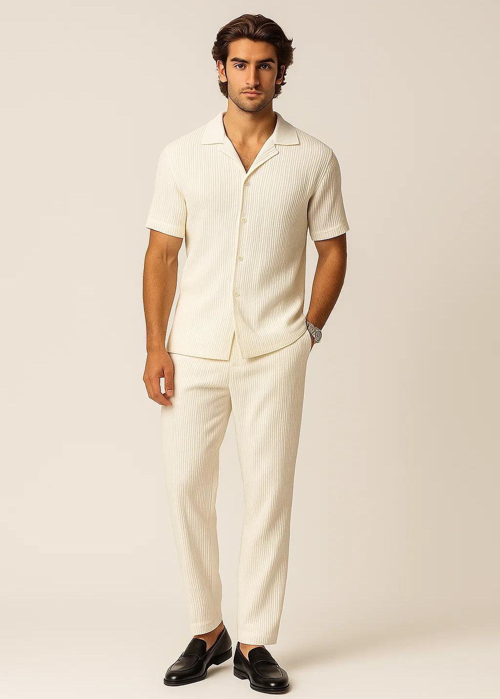 Zweiteiliges_Set_aus_Rippstrick_Polo_und_Hose_White.webp