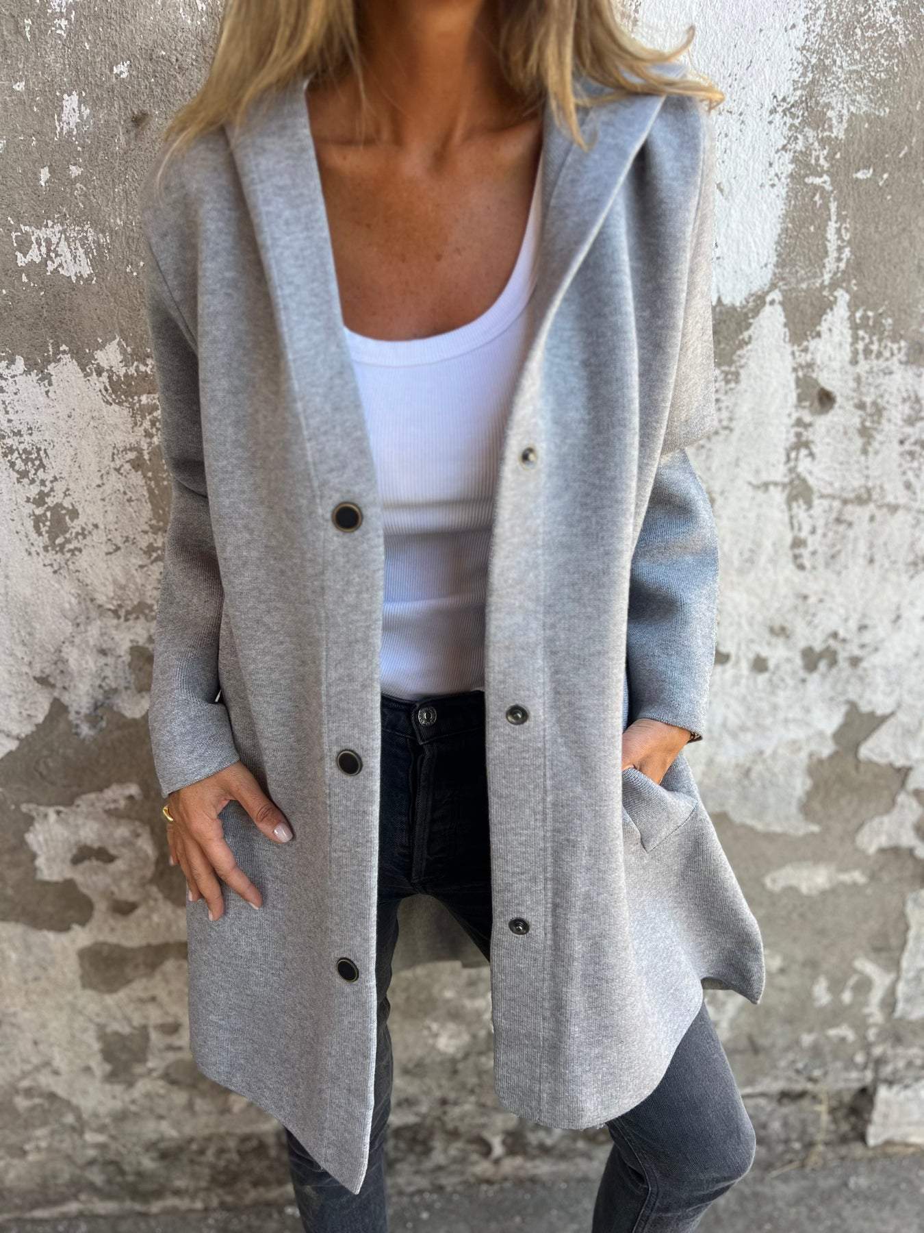 Strickjacke mit Knöpfen und Kapuze