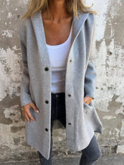 Strickjacke mit Knöpfen und Kapuze