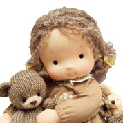 Niedliche handgefertigte Waldorfpuppe