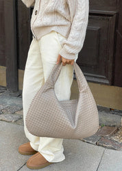 Trendige geflochtene Tasche