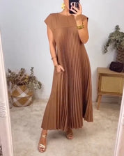 Einfaches einfarbiges Plisseekleid