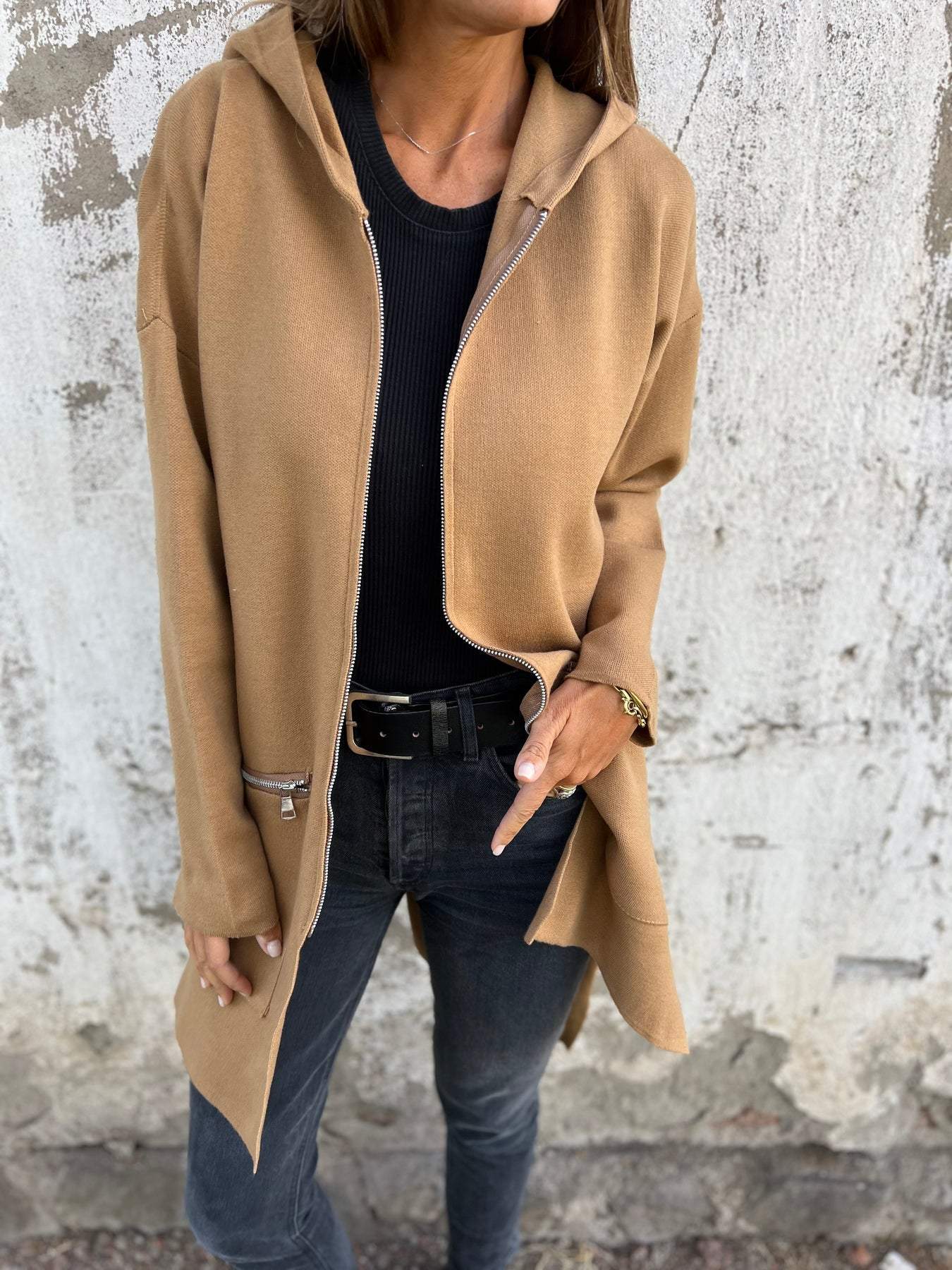 Lange Strickjacke mit Kapuze