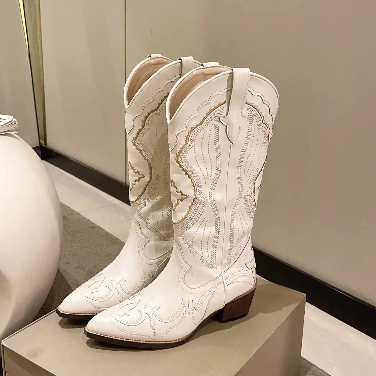 muller-mode-christalline-mittelfuss-cowboystiefel-gesticktes-detail-stiefel-611002_410bc996-ef4e-4cb6-951e-78294078abd0.webp