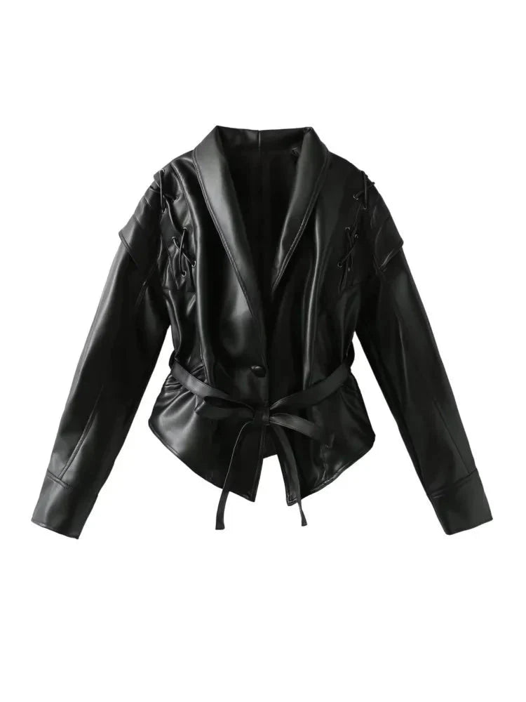 Modische Lederjacke mit Bindegürtel