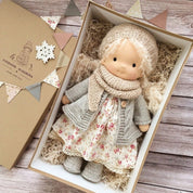 Niedliche handgefertigte Waldorfpuppe